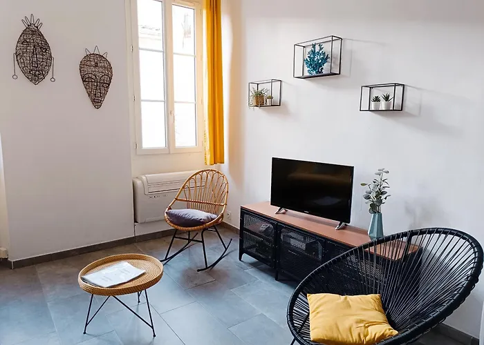 Grand 2 Pieces Renove Climatise, Vieil Antibes, Proche Port